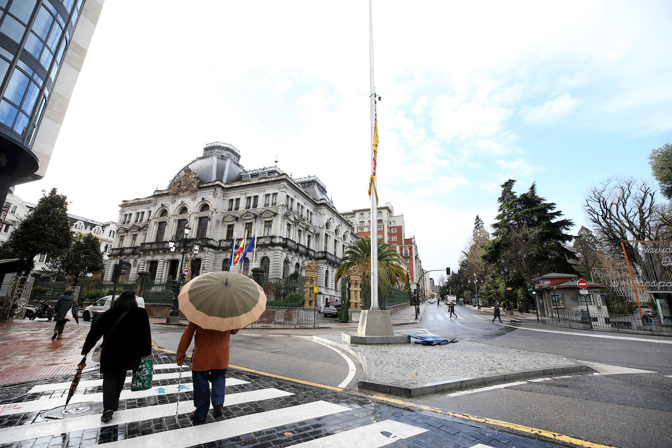 La borrasca 'Bella' ha provocado más de 1.900 incidencias en Asturias y complica las comunicaciones. La nieve acumulada en las últimas horas, que ha cerrado el puerto del Connio, obliga a usar cadenas en 15 altos de montaña. Los fuertes vientos han procovado la caída de árboles y la Aemet mantiene el litoral del Principado en alerta roja por olas de hasta diez metros 