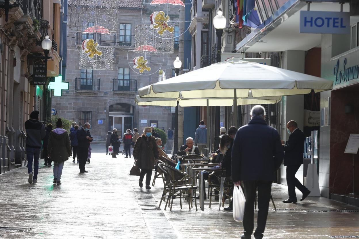 Actividad comercial en la calle de La Fruta, en su confluencia con la plaza de España. 