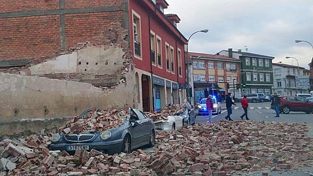 El viento derrumbó el muro del antiguo cine Patagonia de Miranda, sepultando tres vehículos y obligando a cortar al tráfico la principal arteria de entrada a la parroquia. 