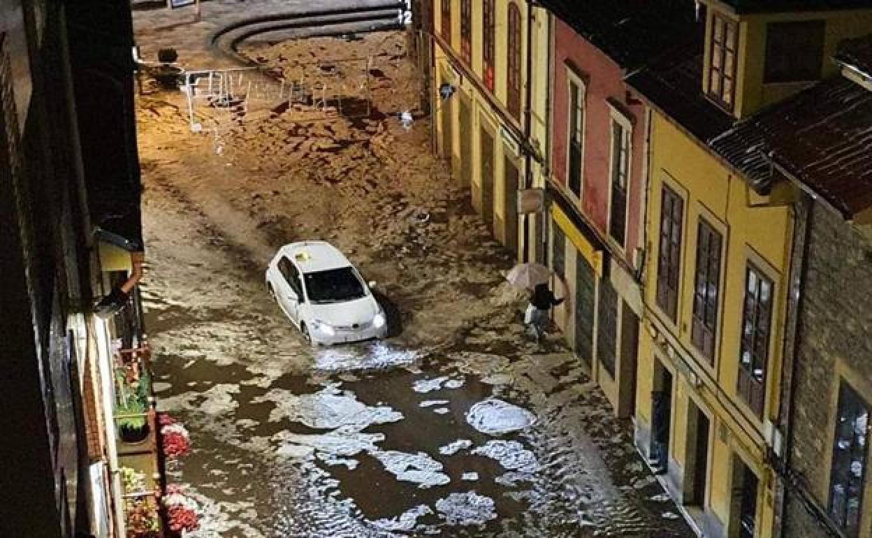 La calle Rivero ha sido una de las más perjudicadas por la lluvia, el agua ha afectado a varios comercios y locales de hostelería. 