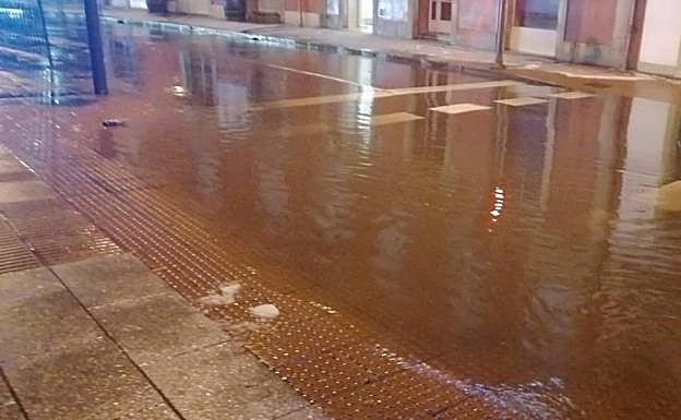 Calle Llano Ponte inundada a primera hora de la noche tras una tromba de agua y granizo. 