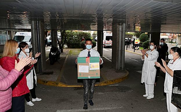 Los profesionales de la Residencia Mixta recibieron con aplausos la llegada de las dosis. El 80% de sus casi 400 trabajadores ha aceptado vacunarse. Ayer lo hicieron alrededor de medio centenar.