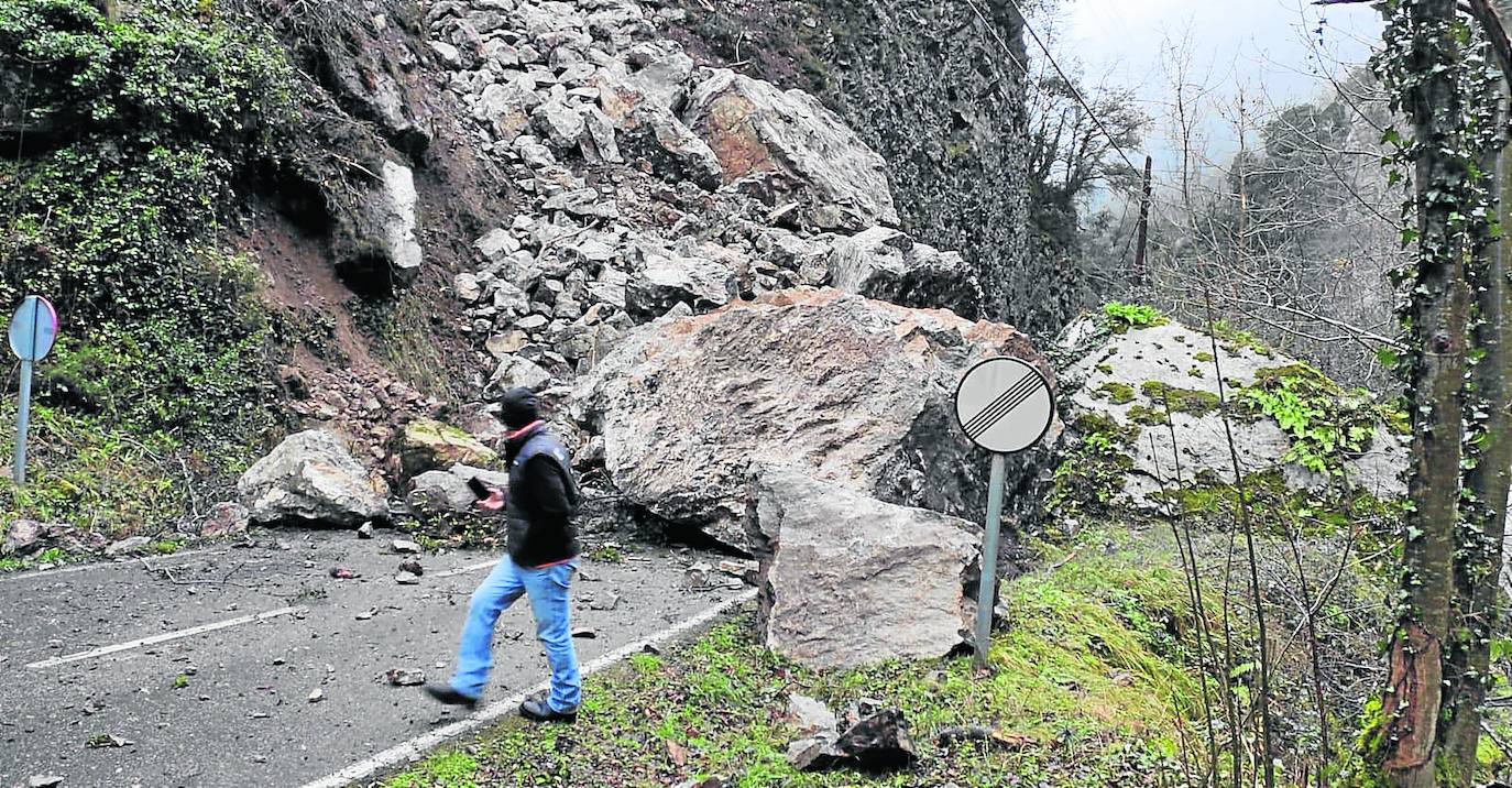 La borrasca 'Bella' ha provocado más de 1.900 incidencias en Asturias y complica las comunicaciones. La nieve acumulada en las últimas horas, que ha cerrado el puerto del Connio, obliga a usar cadenas en 15 altos de montaña. Los fuertes vientos han procovado la caída de árboles y la Aemet mantiene el litoral del Principado en alerta roja por olas de hasta diez metros 