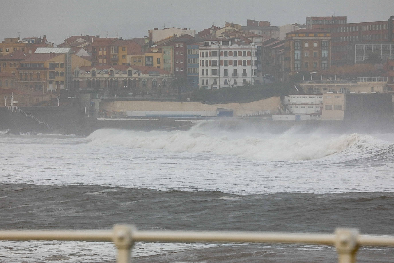 El frío y las fuertes precipitaciones volvieron a ser la nota predominante este martes en Asturias. Está previsto que durante las próximas horas remita el viento y el oleaje que ha castigado en los últimos días a la costa.