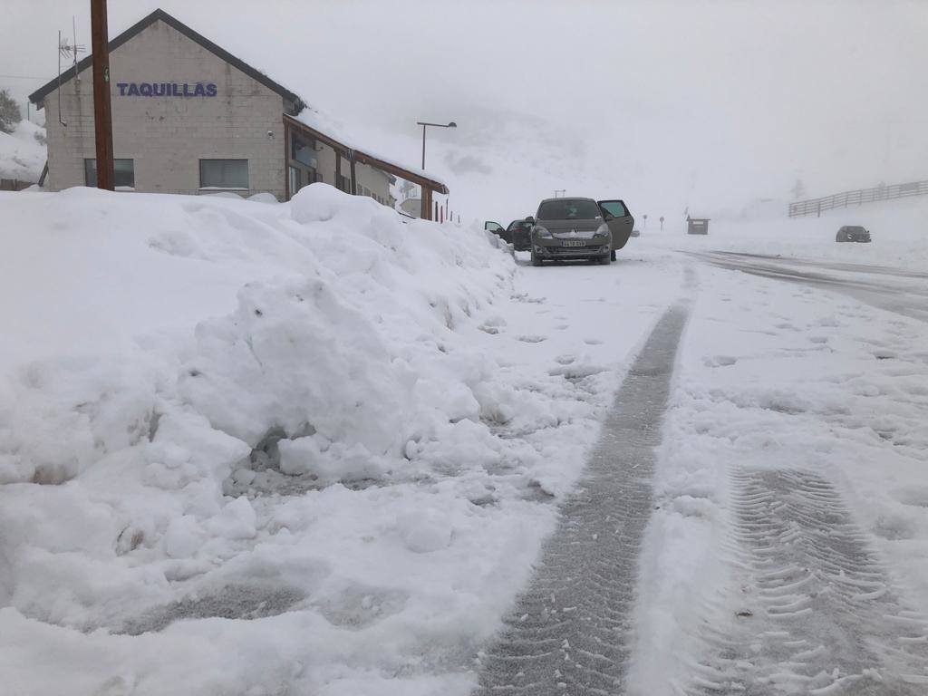 El frío y las fuertes precipitaciones volvieron a ser la nota predominante este martes en Asturias. Está previsto que durante las próximas horas remita el viento y el oleaje que ha castigado en los últimos días a la costa.