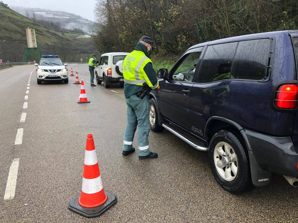 El frío y las fuertes precipitaciones volvieron a ser la nota predominante este martes en Asturias. Está previsto que durante las próximas horas remita el viento y el oleaje que ha castigado en los últimos días a la costa.