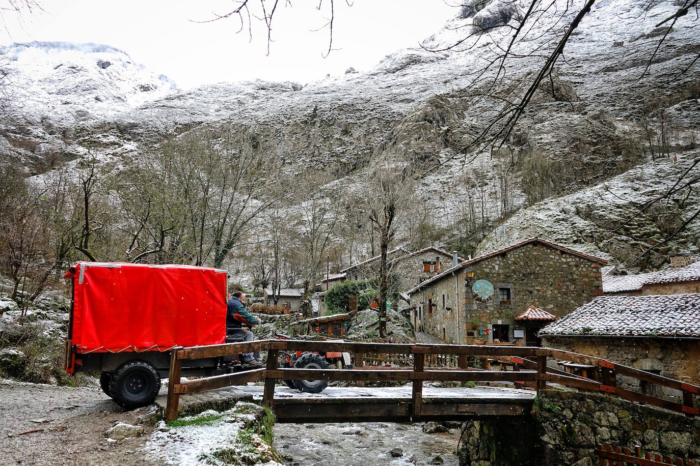 El frío y las fuertes precipitaciones volvieron a ser la nota predominante este martes en Asturias. Está previsto que durante las próximas horas remita el viento y el oleaje que ha castigado en los últimos días a la costa.