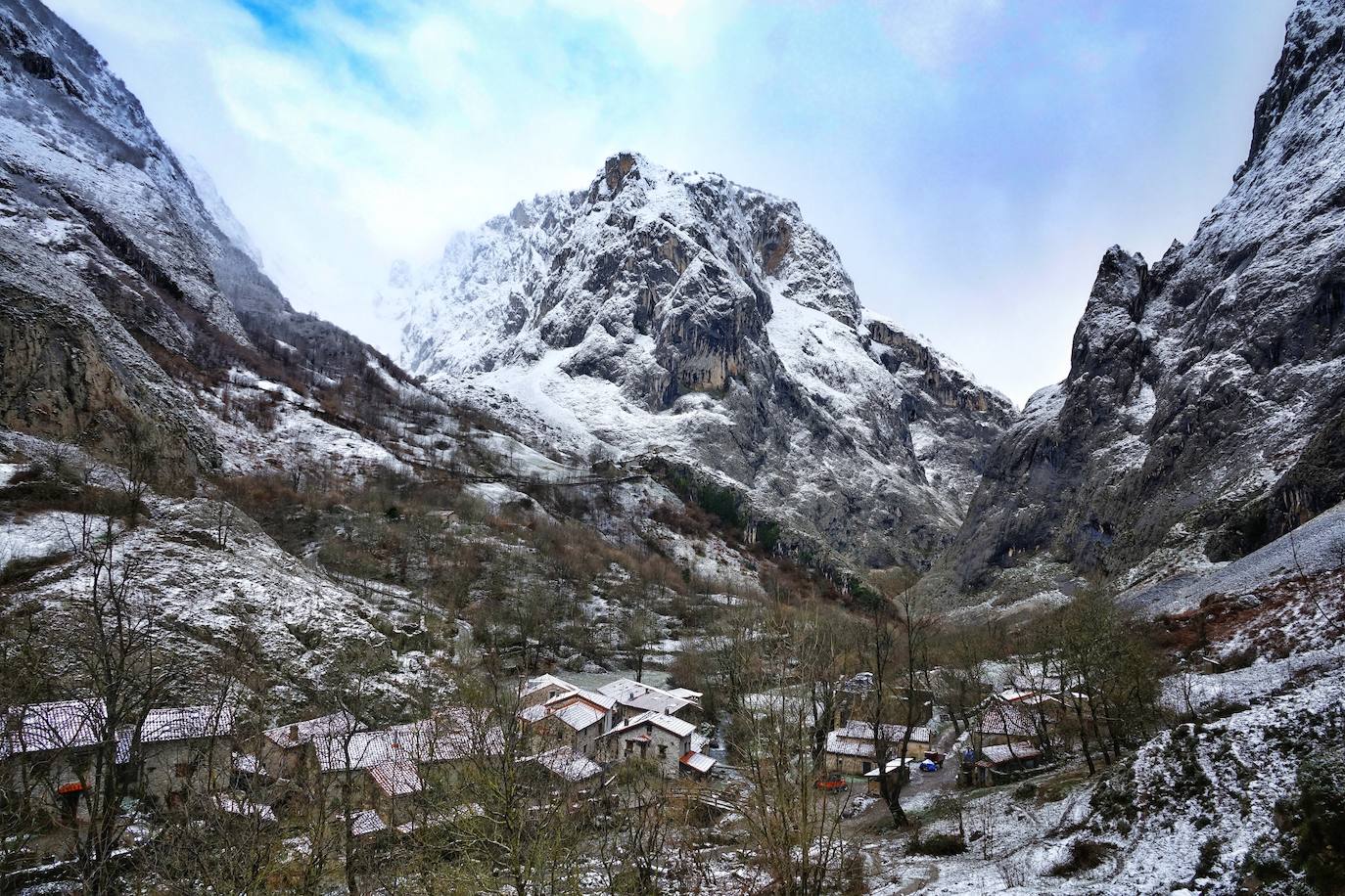 El frío y las fuertes precipitaciones volvieron a ser la nota predominante este martes en Asturias. Está previsto que durante las próximas horas remita el viento y el oleaje que ha castigado en los últimos días a la costa.