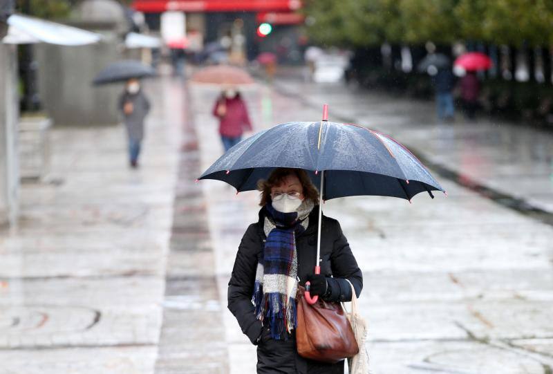 El frío y las fuertes precipitaciones volvieron a ser la nota predominante este martes en Asturias. Está previsto que durante las próximas horas remita el viento y el oleaje que ha castigado en los últimos días a la costa.