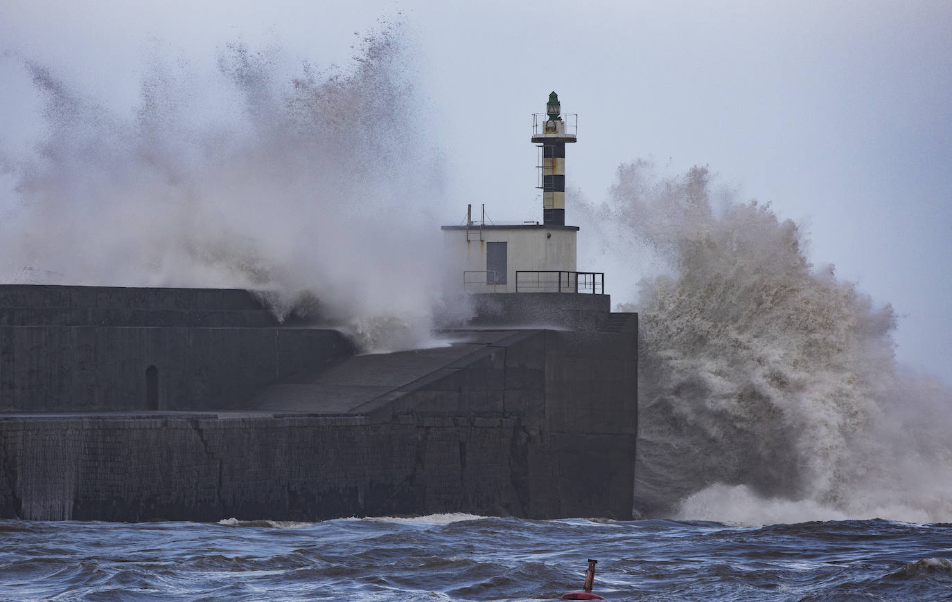 El frío y las fuertes precipitaciones volvieron a ser la nota predominante este martes en Asturias. Está previsto que durante las próximas horas remita el viento y el oleaje que ha castigado en los últimos días a la costa.