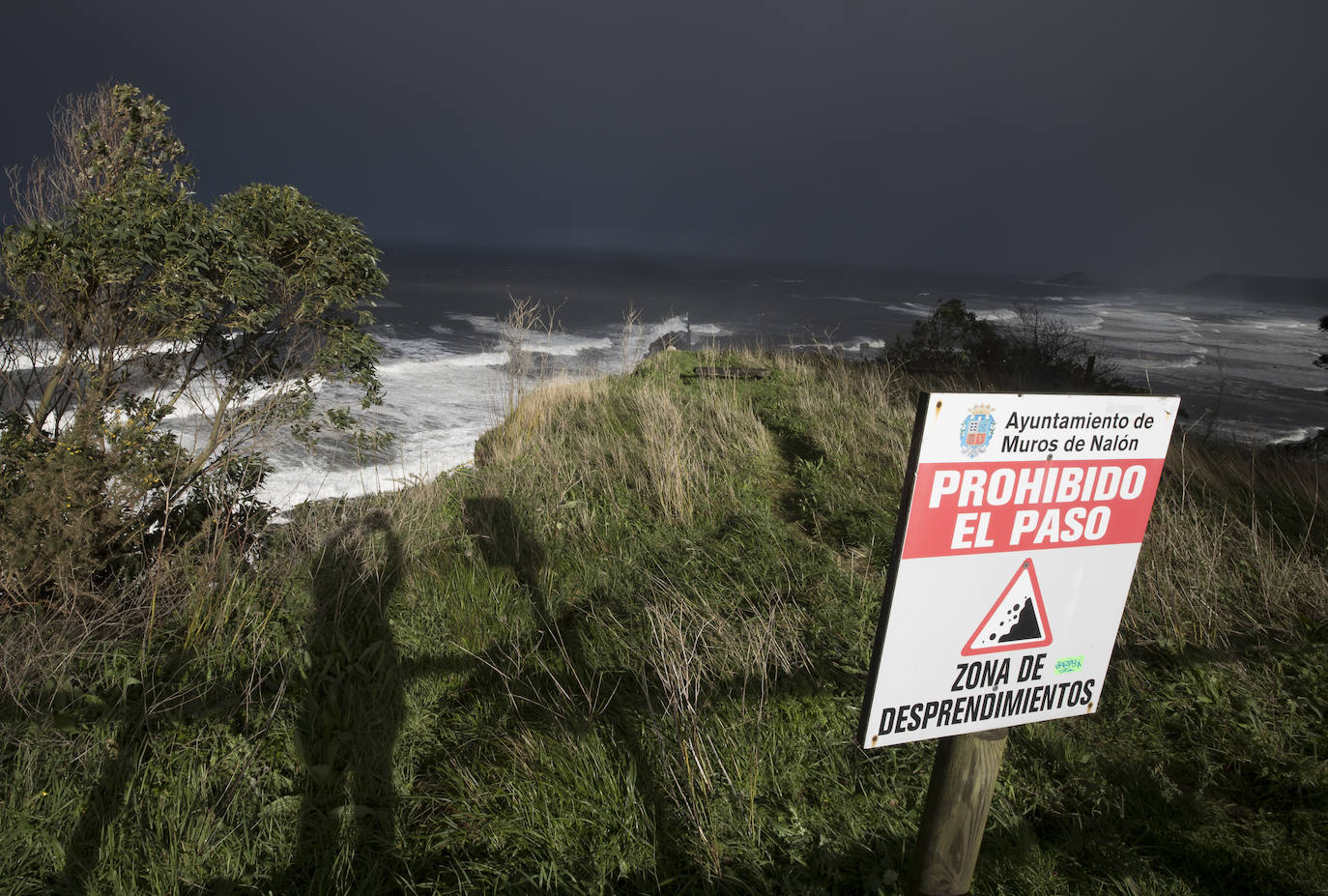 El frío y las fuertes precipitaciones volvieron a ser la nota predominante este martes en Asturias. Está previsto que durante las próximas horas remita el viento y el oleaje que ha castigado en los últimos días a la costa.