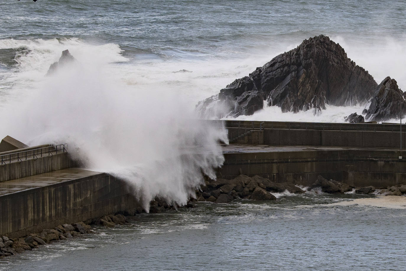 El frío y las fuertes precipitaciones volvieron a ser la nota predominante este martes en Asturias. Está previsto que durante las próximas horas remita el viento y el oleaje que ha castigado en los últimos días a la costa.