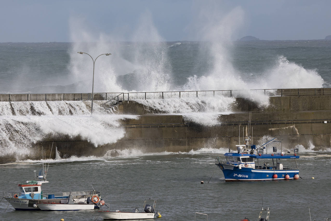 El frío y las fuertes precipitaciones volvieron a ser la nota predominante este martes en Asturias. Está previsto que durante las próximas horas remita el viento y el oleaje que ha castigado en los últimos días a la costa.