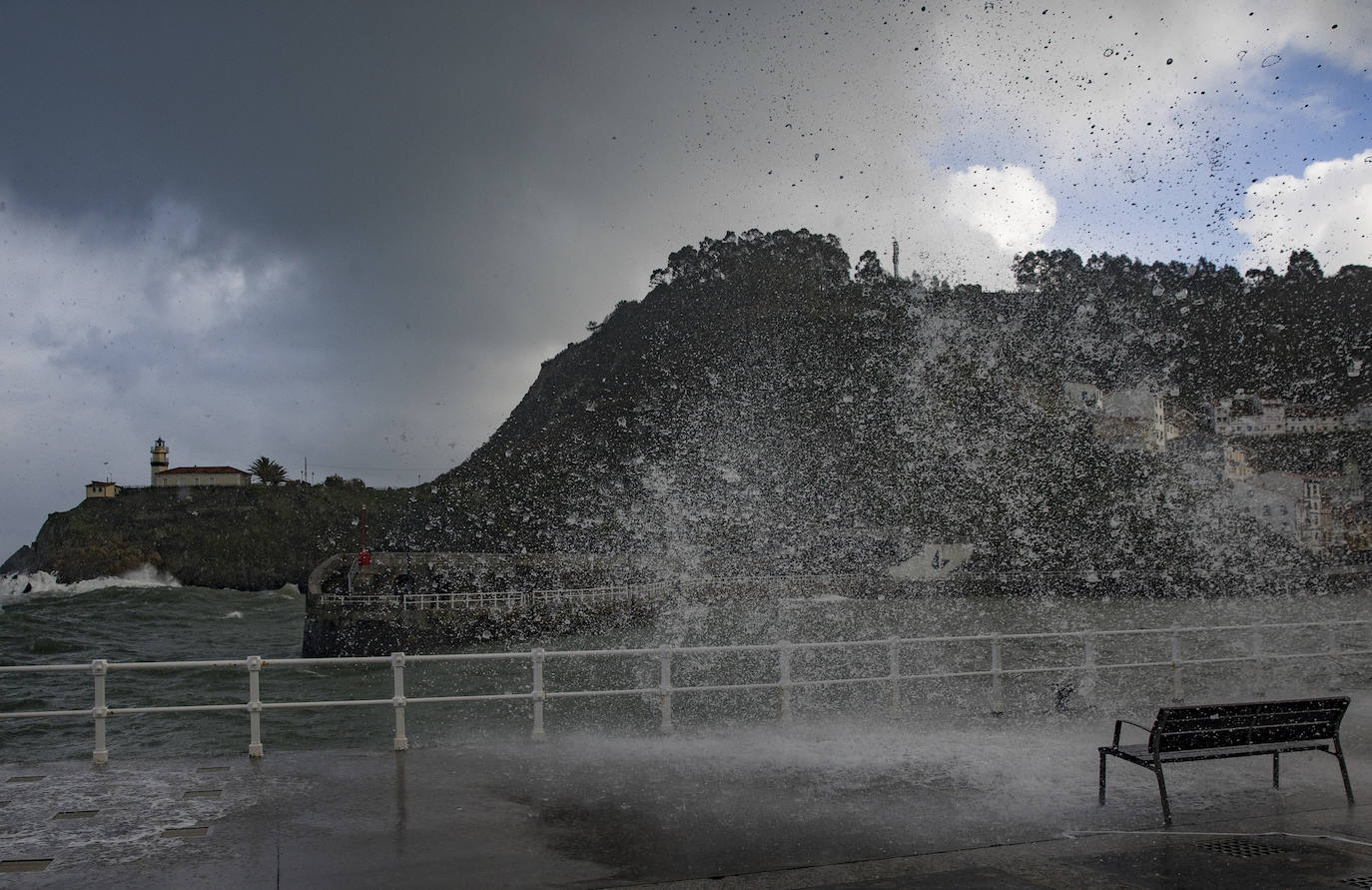 El frío y las fuertes precipitaciones volvieron a ser la nota predominante este martes en Asturias. Está previsto que durante las próximas horas remita el viento y el oleaje que ha castigado en los últimos días a la costa.