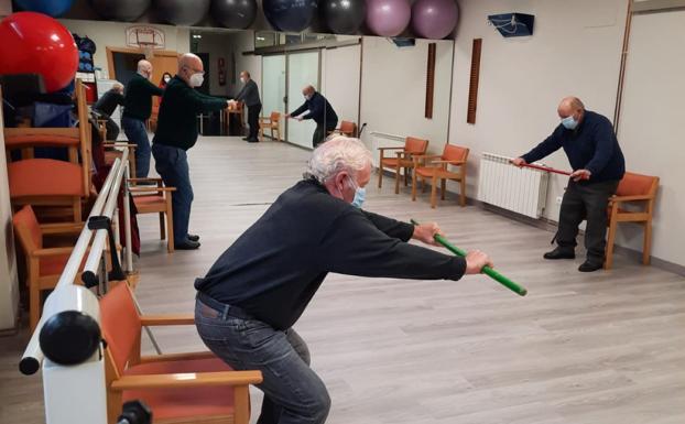 Pacientes de Párkinson participan en una de las sesiones de rehabilitación física organizadas por Aparkas en Oviedo.