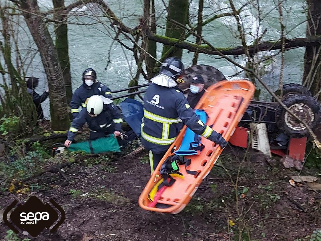 Efectivos de bomberos, durante las tareas de rescate del herido. 