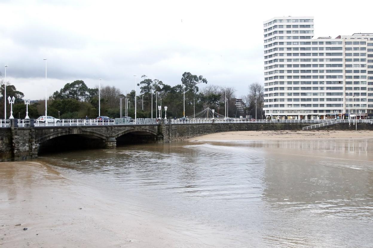La desembocadura del río Piles en la playa de San Lorenzo. 