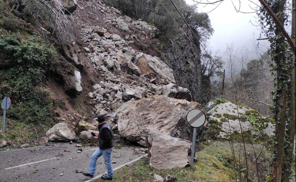 Un argayo corta la carretera AS-227 a la altura del desfiladero de La Malva, en Somiedo