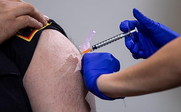 Los médicos alertan de «sobrecarga» por el aluvión de consultas sobre la vacuna