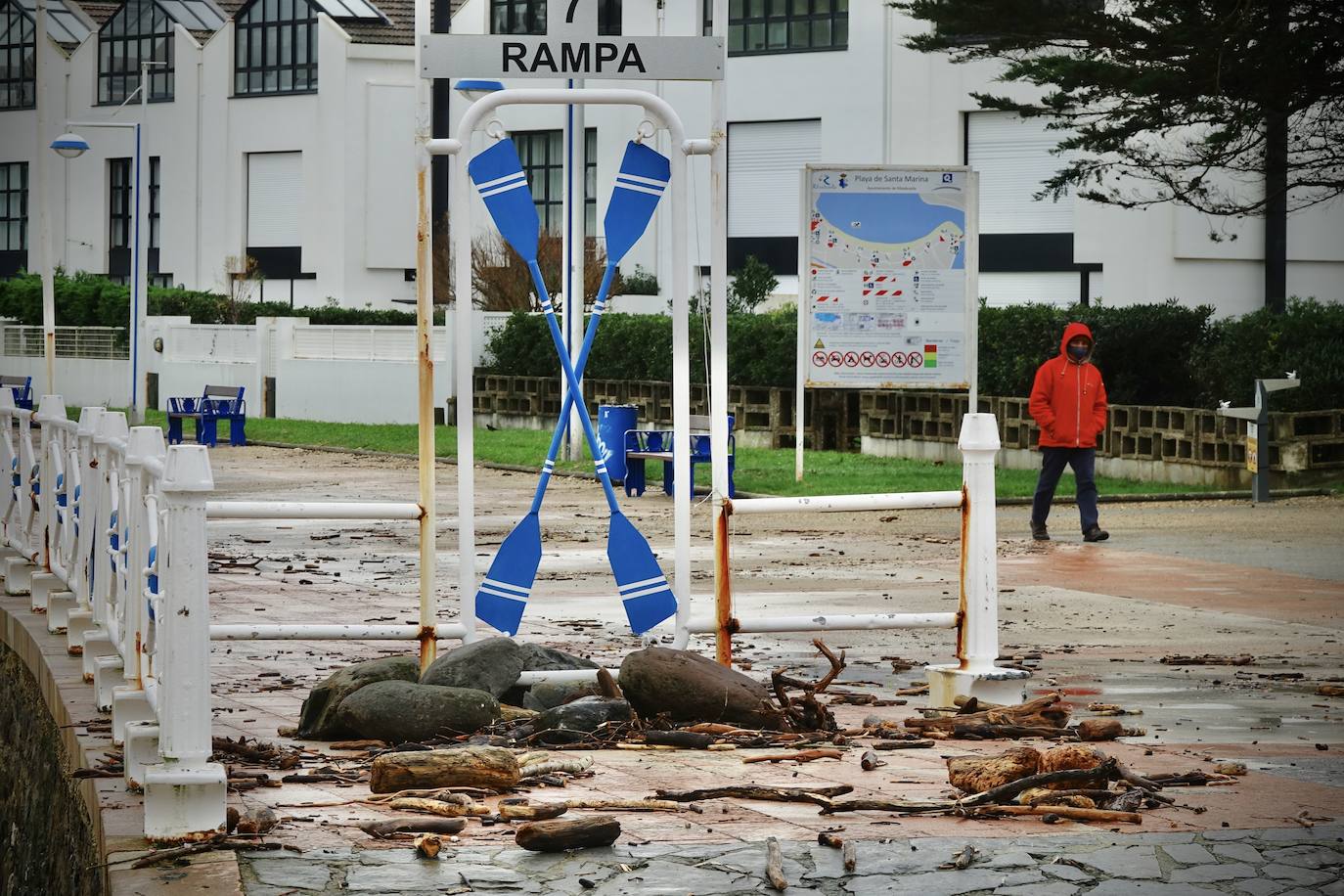 La borrasca 'Bella' ha provocado más de 1.900 incidencias en Asturias y complica las comunicaciones. La nieve acumulada en las últimas horas, que ha cerrado el puerto del Connio, obliga a usar cadenas en 15 altos de montaña. Los fuertes vientos han procovado la caída de árboles y la Aemet mantiene el litoral del Principado en alerta roja por olas de hasta diez metros 