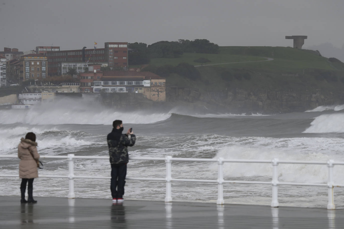 La borrasca 'Bella' ha provocado más de 1.900 incidencias en Asturias y complica las comunicaciones. La nieve acumulada en las últimas horas, que ha cerrado el puerto del Connio, obliga a usar cadenas en 15 altos de montaña. Los fuertes vientos han procovado la caída de árboles y la Aemet mantiene el litoral del Principado en alerta roja por olas de hasta diez metros 