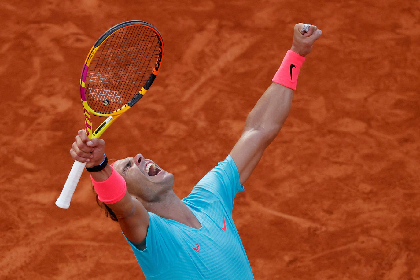 8. Rafa Nadal | ¿Es Nadal el mejor tenista de todos los tiempos? El mallorquín no deja de darnos razones para responder que sí. En 2020 lo ha repetido: volvió a levantar en París la Copa de Mosqueteros y es el único tenista que ha logrado 13 veces el trofeo de Roland Garros. Lo consiguió frente al número uno del mundo, el serbio Novak Djokovic, y con ello igualó los 20 Grand Slam de Roger Federer. Pero, sobre todo, en un año maldito por la pandemia y con las medidas de seguridad que también ha impuesto el coronavirus en el deporte, fue capaz de hacernos saltar del sofá para celebrar su victoria, casi como siempre. De hito en hito, el tenista balear a sus 34 años ha ganado 35 títulos Master 1000, 5 Copas Davis con España, y 2 medallas de oro en Juegos Olímpicos. Suma y sigue