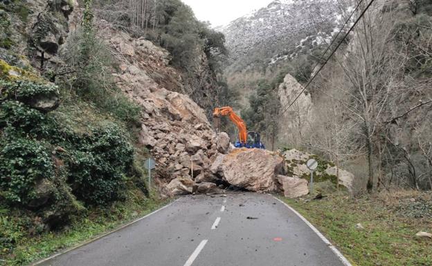 Máquinas especializadas trabajan en el argayo que incomunica Pola de Somiedo con el resto de la región.