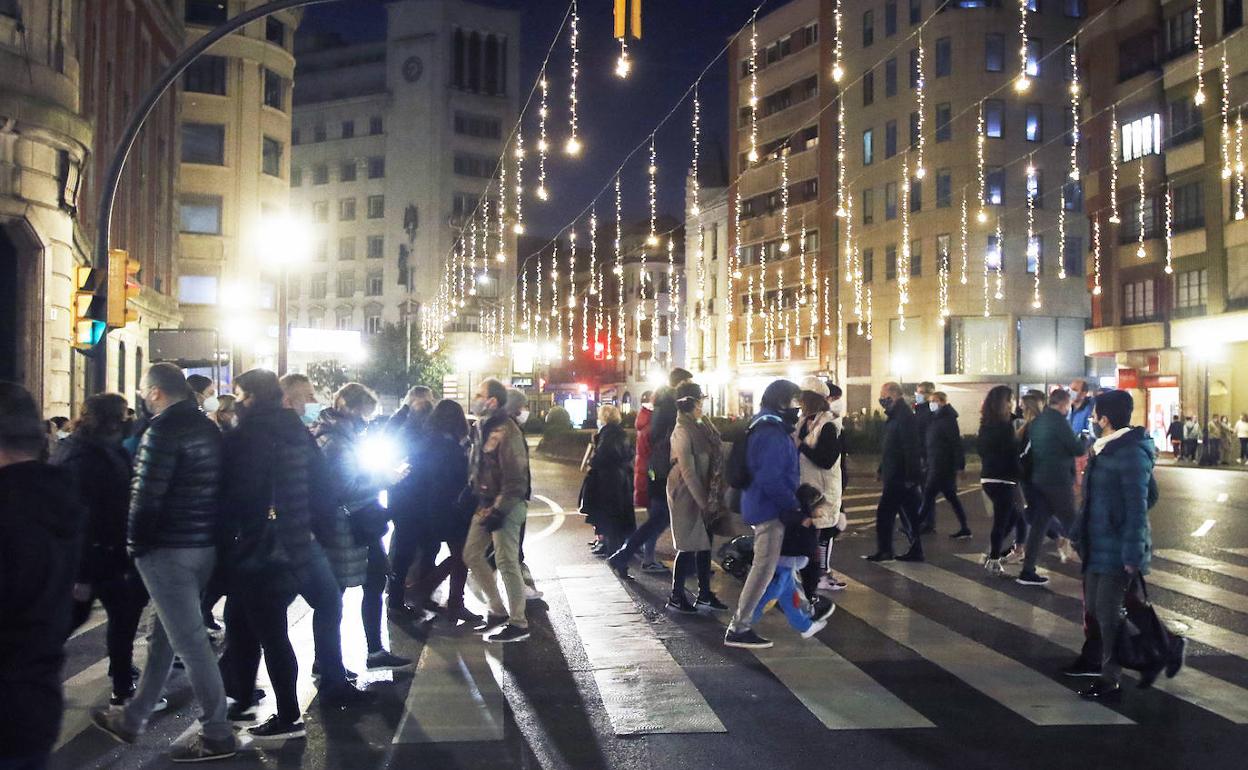 Paseantes en las calles de Gijón.