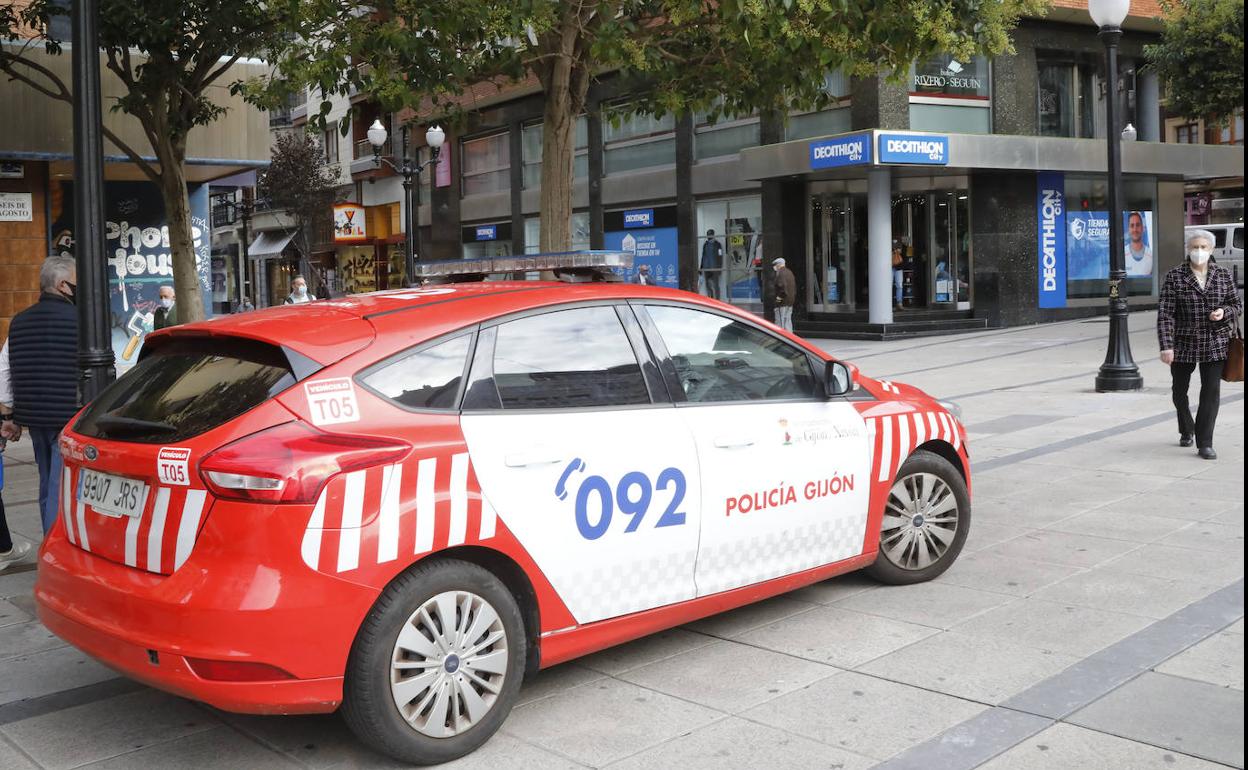 Un coche de la Policía Local de Gijón 