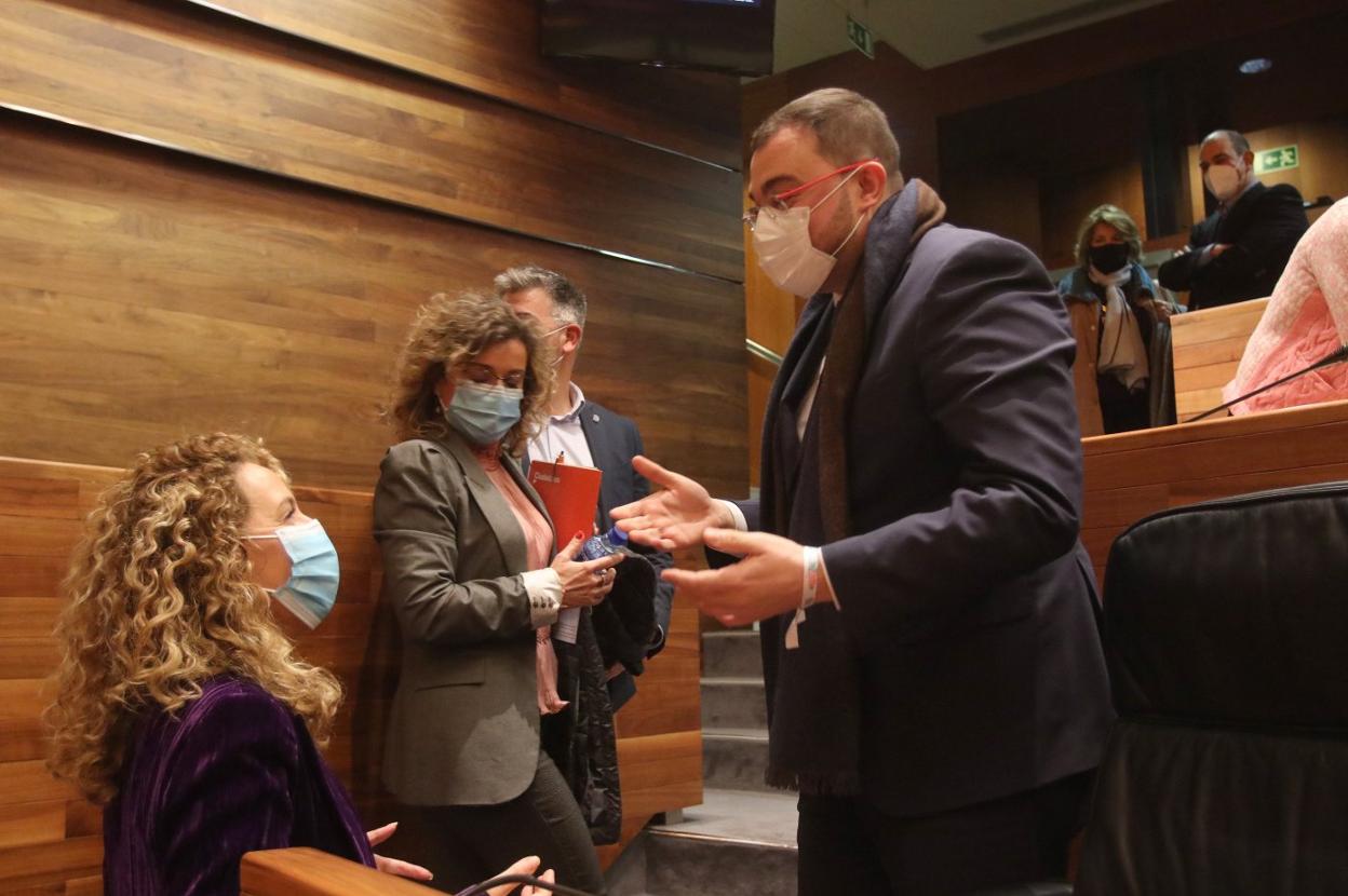 Adrián Barbón y Teresa Mallada conversan tras el pleno, en presencia de los diputados de Ciudadanos Susana Fernández y Sergio García. 