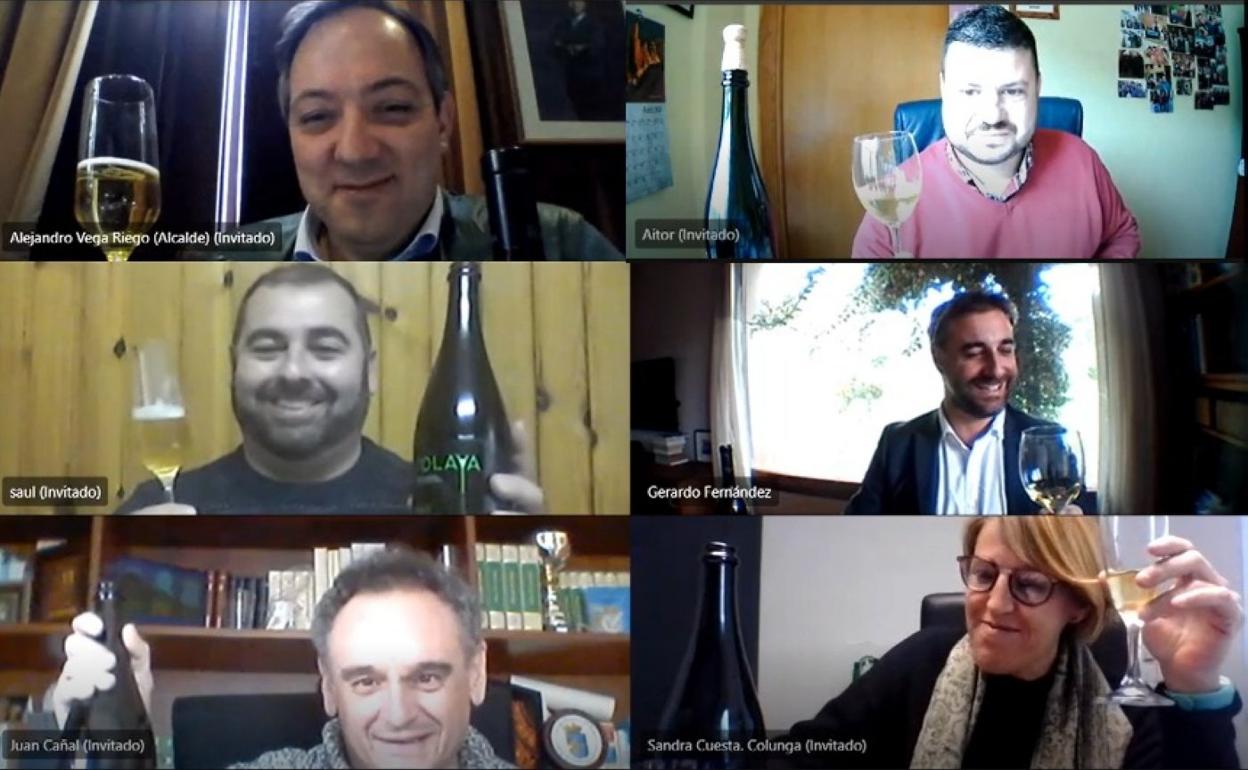 Los alcaldes brindan con sidra de Denominación por 2021. 