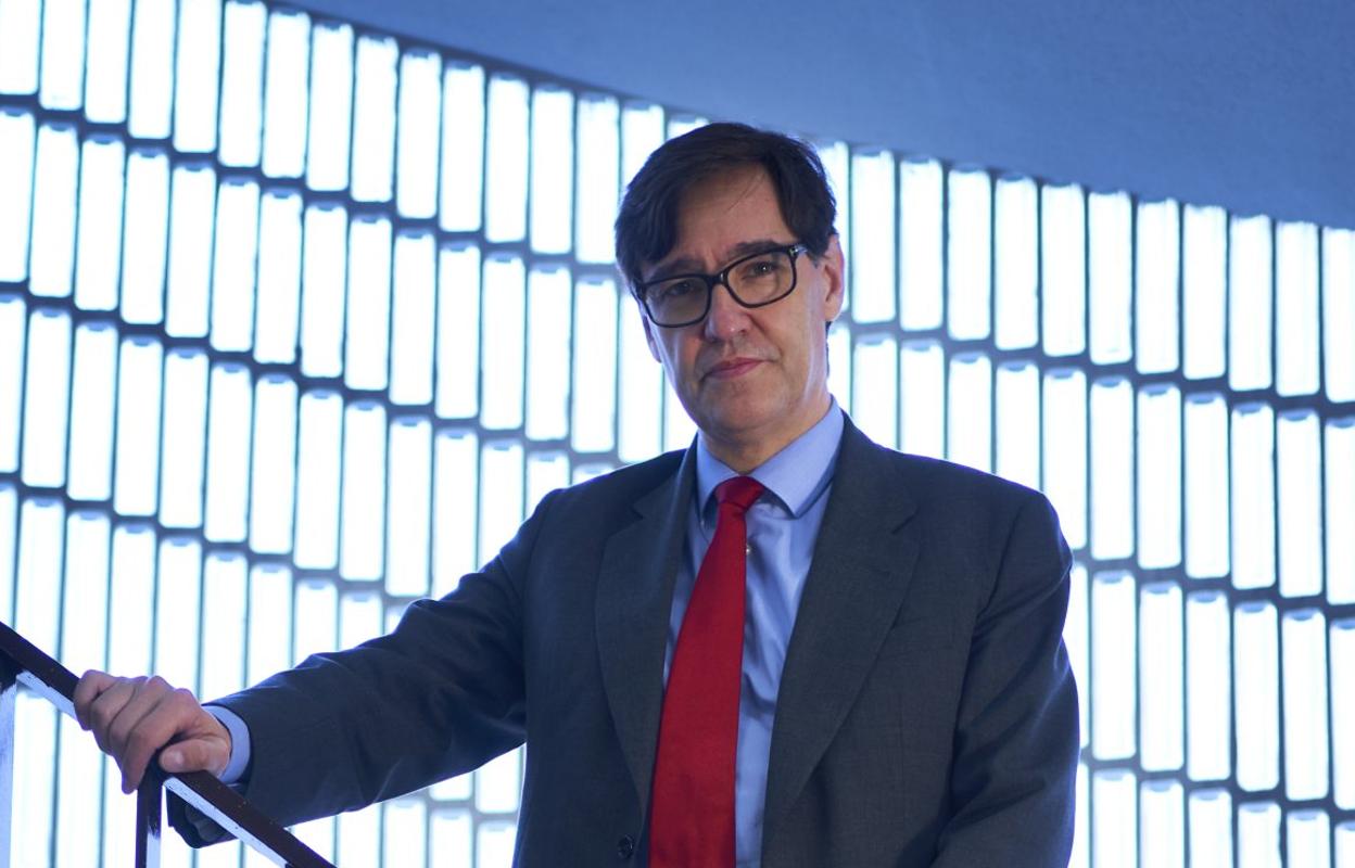 Salvador Illa posa en una escalera del Ministerio de Sanidad el pasado 6 de noviembre. 