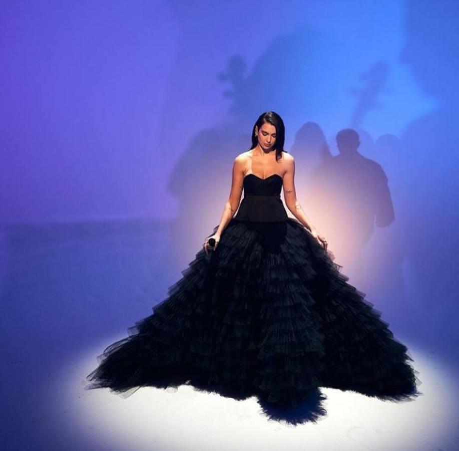 Para recibir el premio Powerhouse en el Billboard Women in Music, Dua Lipa se subió al escenario con este espectacular vestido en color negro elegido por el estilista Lorenzo Posocco. Un look que sus miles de fans llegaron a comparar en Instagram con el de una auténtica princesa de Disney.