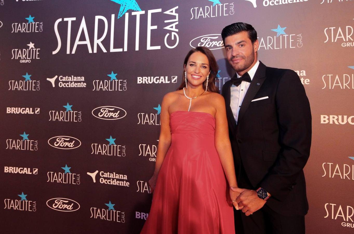 Para la celebración de su 43 cumpleaños, la actriz Paula Echevarría no dudó en visitar Marbella junto a su pareja Miguel Torres, donde acudieron al Starlite Festival. Para ssistir a este festival la asturiana se decantó por un maravilloso vestido rojo de escote palabra de honor con lazada en la espalda.