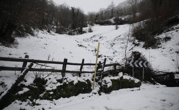 Dos jóvenes quedan atrapados en Tarna «por hacer el indio»