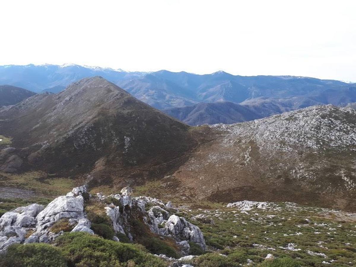 Ruta circular hasta el Pico L'Obiu y Pelao por Marabio : A través de esta ruta circular de poco más de 12 km ascenderás a la cumbre más alta de la Sierra de Gradura. Una ruta de dificultad media por la que recorrerás el puerto de Marabio y dos de sus picos: el L'Obiu y el Pico Pelao. Vistas espectaculares, grandes praderías, cabañas de pastores y un característico paisaje kárstico, son algunos de los tesoros que te deparará esta caminata.