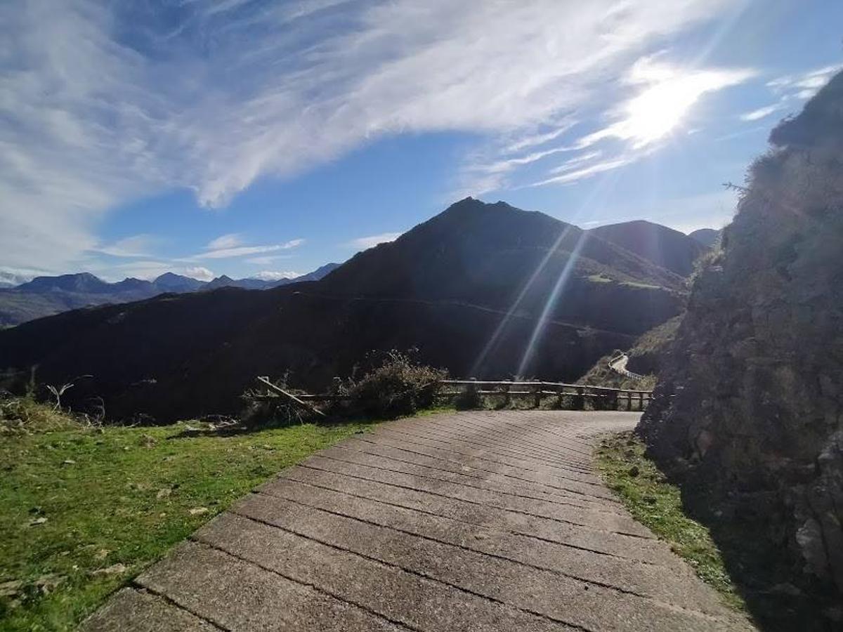 Ruta hasta el Pico Torre desde Pesquerín : Si buscas empezar el 2021 con una ascensión a un pico sin complicaciones y con las mejores vistas a las montañas de Piloña, los Picos de Europa y a la costa asturiana, esta es sin duda la mejor elección. Además las leyendas y las historias sobre la Guerra Civil relacionadas con esta zona consiguen hacer que la caminata sea aún más interesante. El recorrido apenas te llevará 8 km de ida y vuelta y todo por un camino fácil en su mayoría hormigonado, a excepción de la subida final hasta el Pico Torre.