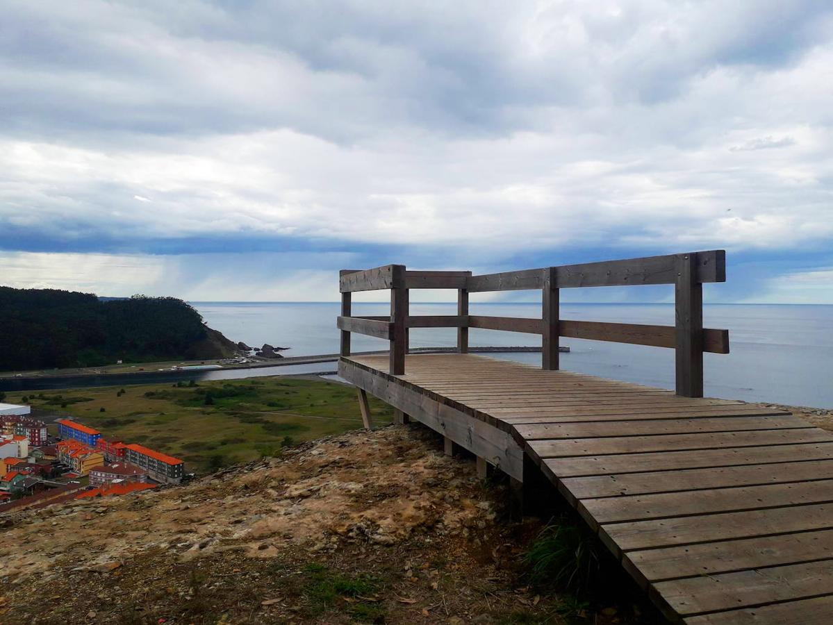 Ruta San Juan de la Arena hasta las Trincheras de Ranón : Tanto si decides hacerta desde el aparcamiento de la Playa de los Quebrantos, como si decides alargarla desde San Juan de la Arena y de la Iglesia de Ranón, tendrás una caminata perfecta para hacer en familia y con unas impresionantes vistas a la playa de los Quebrantos y de San Juan de la Arena. Además podrás descubrir las trincheras, casamatas y nidos de ametralladora que aún se conservan de la Guerra Civil 