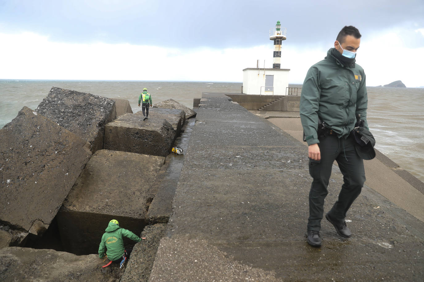 El operativo se despliega por playas y acantilados para lograr dar con el hombre de 59 años al que se perdió la cuando salió a caminar el pasado martes.