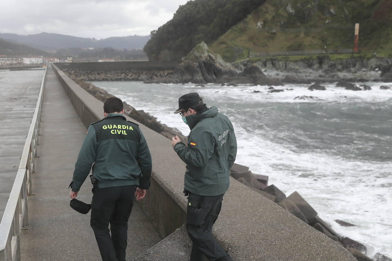 El operativo se despliega por playas y acantilados para lograr dar con el hombre de 59 años al que se perdió la cuando salió a caminar el pasado martes.