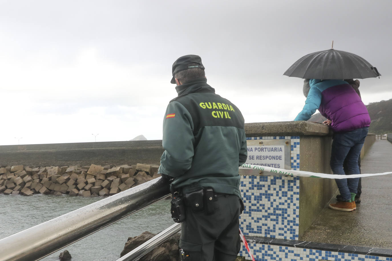 El operativo se despliega por playas y acantilados para lograr dar con el hombre de 59 años al que se perdió la cuando salió a caminar el pasado martes.