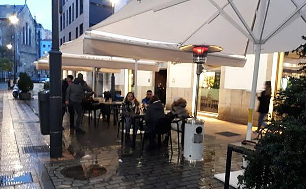 Imagen de una terraza en la tarde de ayer. El mal tiempo dejó a los avilesinos en casa esta Nochevieja. 