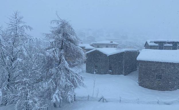 «Venir hoy a Sotres es buscarse un lío, no para de nevar»