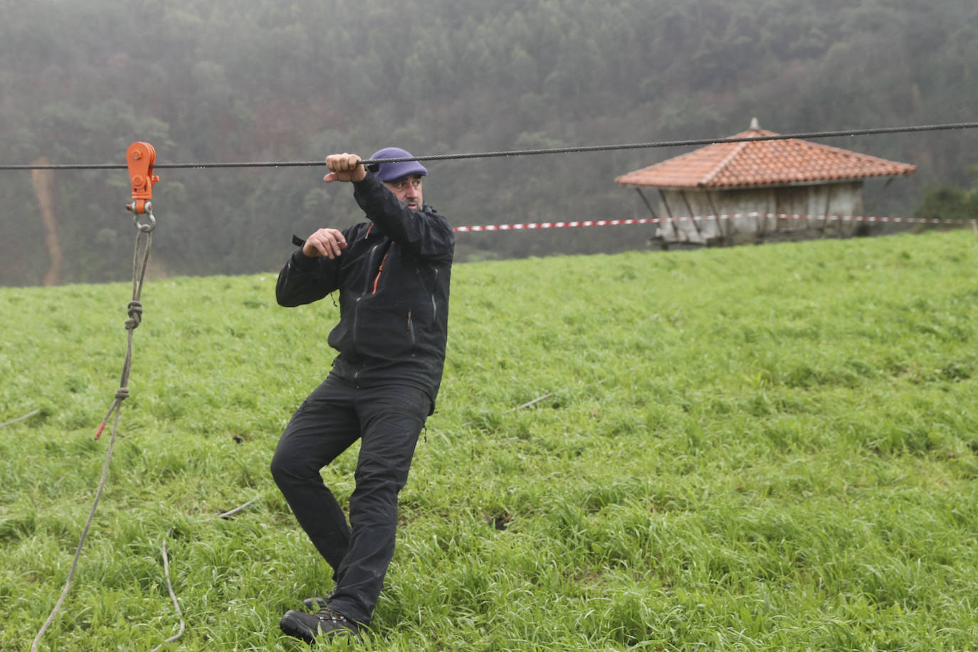 Un argayo amenaza el hórreo del campo de La Garita en el que se celebra cada último domingo de agosto la popular fiesta de La Regalina. Para trasladarlo a otra ubicación y evitar así su pérdida, una empresa especializada ha comenzado hoy los trabajos para desmontarlo, una labores complicadas por la inestabilidad del terreno. 