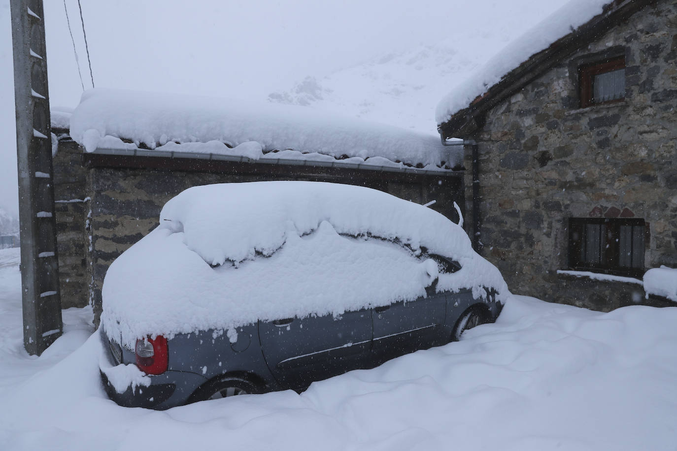 Continúan las nevadas desde los 300 metros y las temperaturas se mantienen muy frías