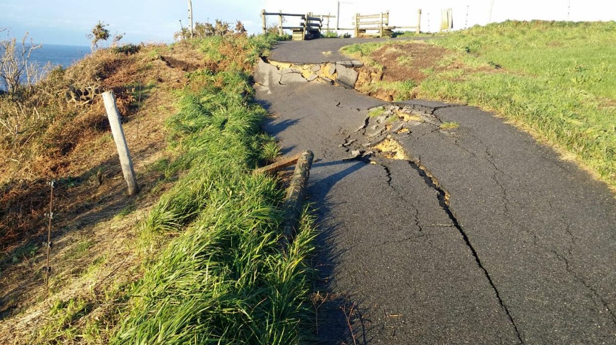 Estado en que quedó la senda Costa Norte tras el corrimiento. 