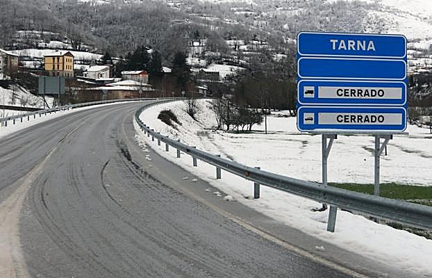 Cartel que informa de que el puerto de Tarna está cerrado. 