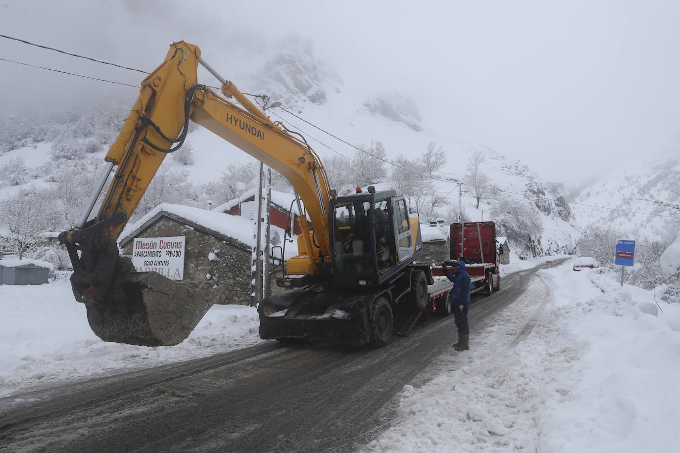 La Unidad Militar de Emergencias (UME), con dos batallones de 25 personas cada uno, un grupo cinológico, un grupo especial de montaña, una cuña y un vehículo oruga, se han sumado este sábado al dispositivo de búsqueda que trata de localizar a uno de los dos operarios de una quitanieves sepultados bajo un alud en el puerto de San Isidro. El cuerpo del otro, fue encontrado tras ocho horas de intenso rastreo.