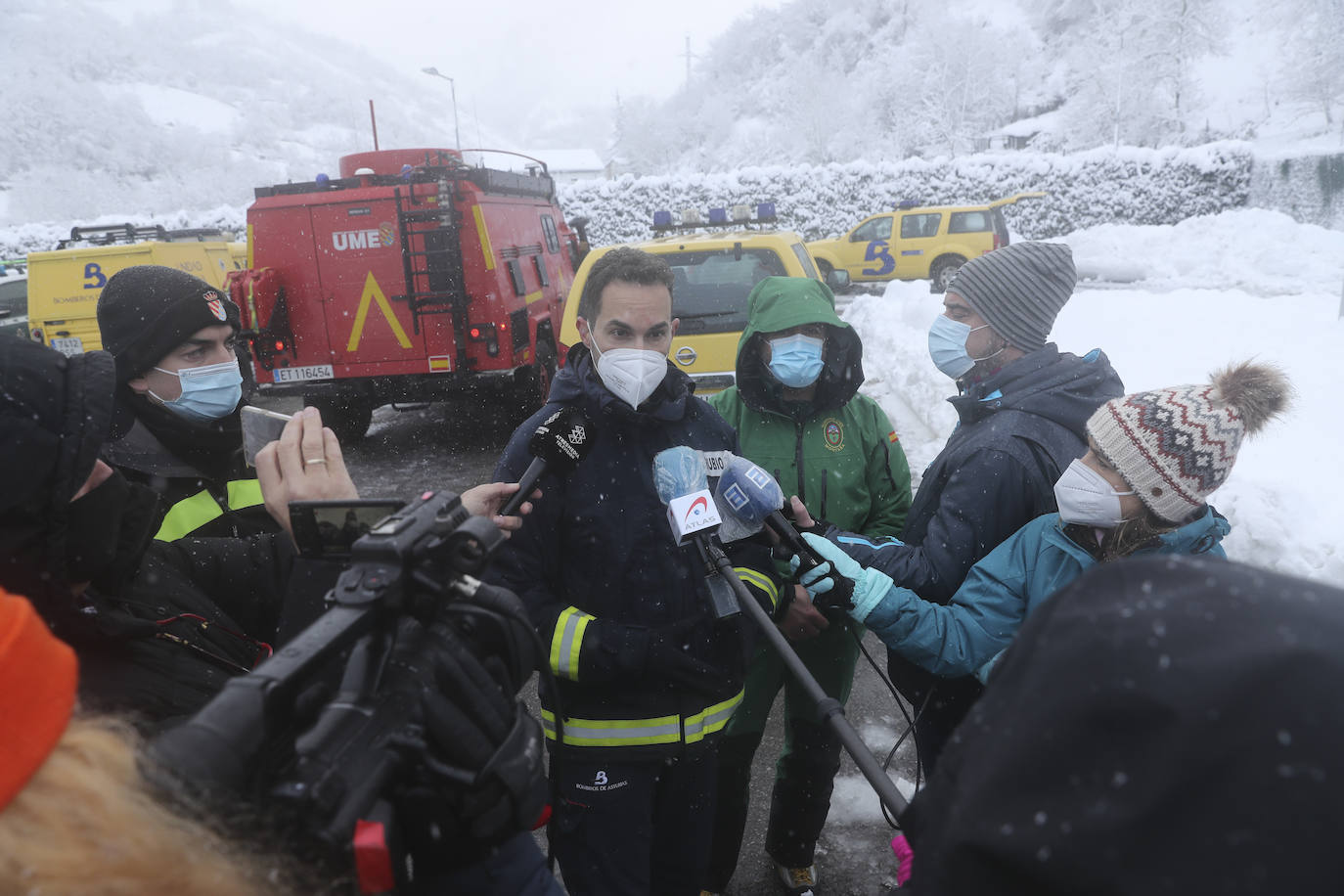 La Unidad Militar de Emergencias (UME), con dos batallones de 25 personas cada uno, un grupo cinológico, un grupo especial de montaña, una cuña y un vehículo oruga, se han sumado este sábado al dispositivo de búsqueda que trata de localizar a uno de los dos operarios de una quitanieves sepultados bajo un alud en el puerto de San Isidro. El cuerpo del otro, fue encontrado tras ocho horas de intenso rastreo.