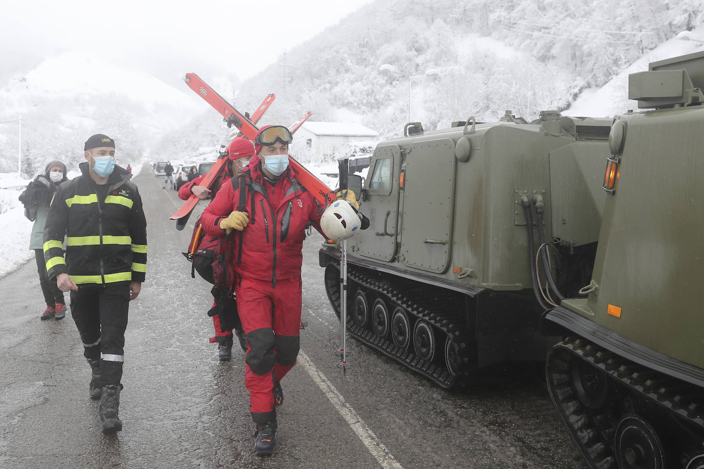 La Unidad Militar de Emergencias (UME), con dos batallones de 25 personas cada uno, un grupo cinológico, un grupo especial de montaña, una cuña y un vehículo oruga, se han sumado este sábado al dispositivo de búsqueda que trata de localizar a uno de los dos operarios de una quitanieves sepultados bajo un alud en el puerto de San Isidro. El cuerpo del otro, fue encontrado tras ocho horas de intenso rastreo.